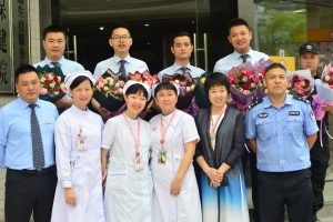 辖区派出所民警慰问医院护士200